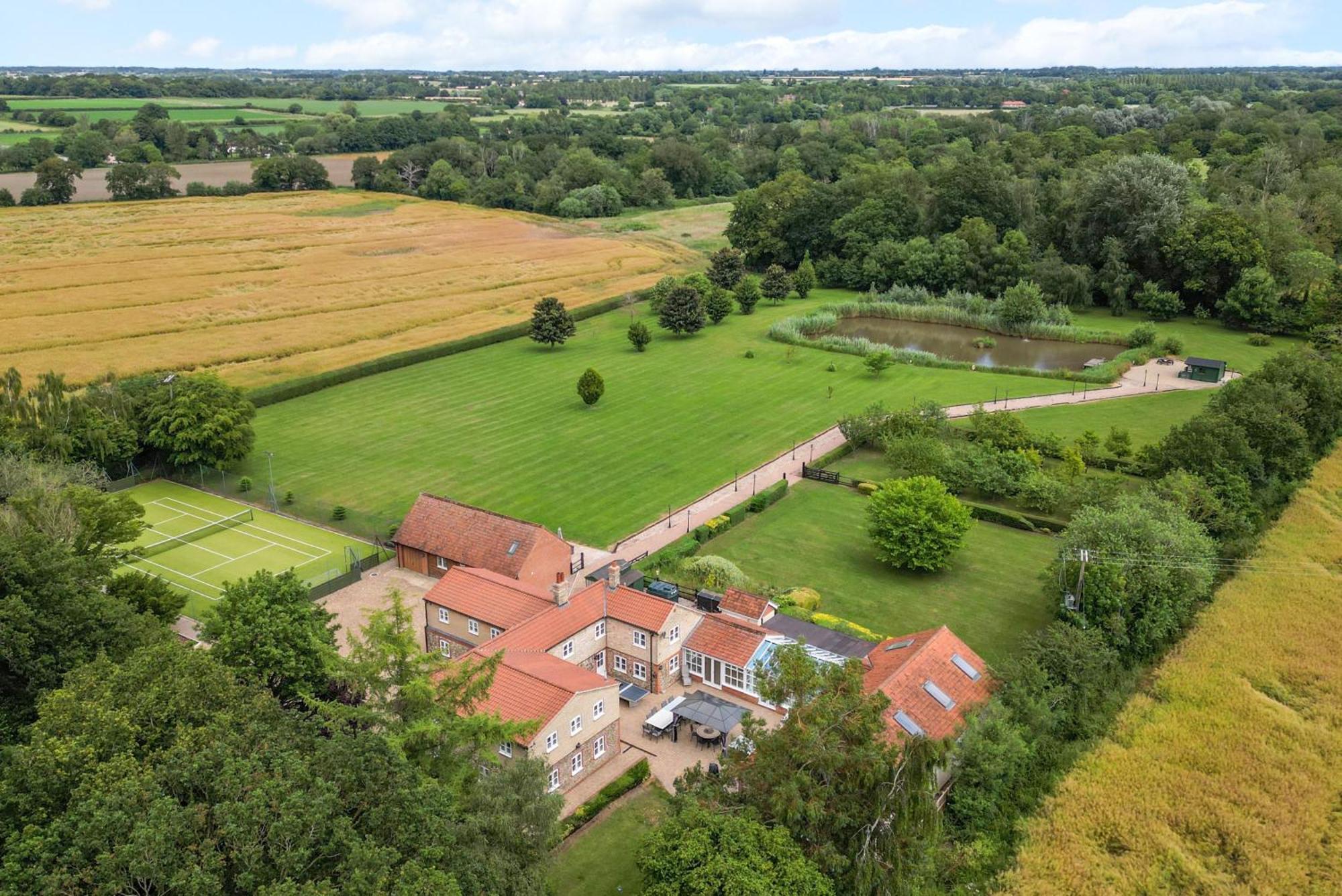 Cottage In Norfolk Sleeps 23 - Private Pool, Fishing Lake, Hot Tub Ref 99008Sc Hockham Esterno foto