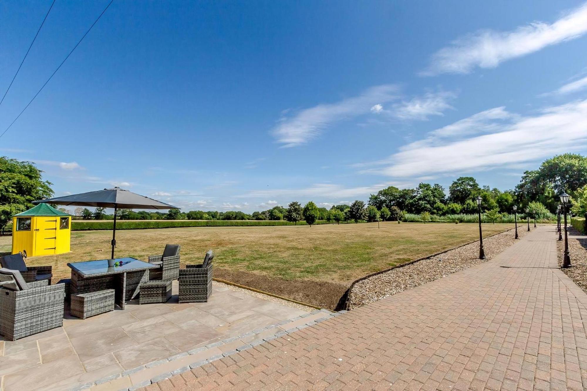 Cottage In Norfolk Sleeps 23 - Private Pool, Fishing Lake, Hot Tub Ref 99008Sc Hockham Esterno foto